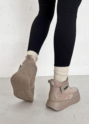 Женские бежевые кожаные замшевые ботинки на платформе танкетке зимние ботинки теплые на меху3 фото