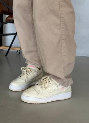 Класні жіночі кросівки adidas forum low 84 cream pink бежеві7 фото