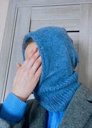 Синя вʼязана балаклава