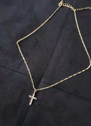 Цепочка з кулоном крестиком позолоченная бижутерия prettylittlething золотистая