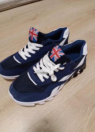 Кроссовки спортивные