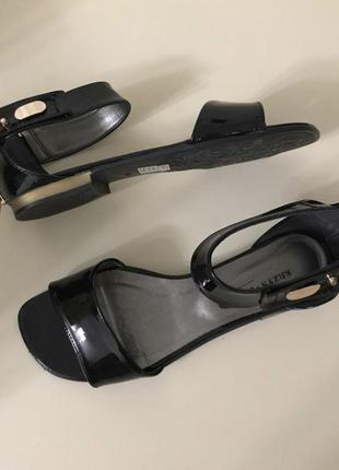 Лакові босоніжки, сандалі