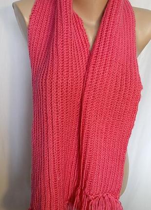 Шарф коралллового цвета с кисточками
