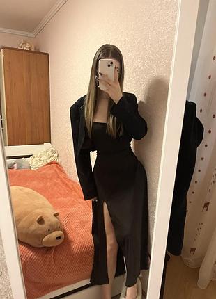 Платье с вырезом и открытой спинкой