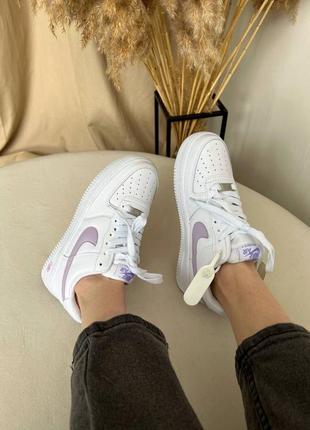 Прекрасные женские кроссовки nike air force 1 low white purple белые с сиреневым5 фото