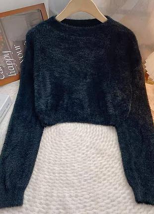 Черный свитер пушистый укороченный свитер