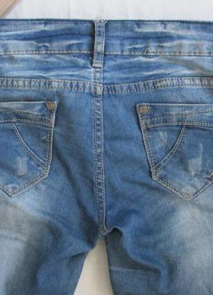 Светло-синие джинсики скини обрезаны штанины в низу3 фото
