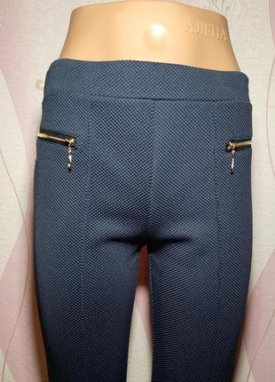 Темно синие стрейчевые брюки3 фото