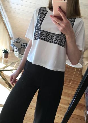 Хлопковая белая футболка с вышивкой