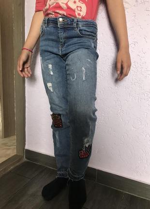 Крутые джинсы со разностями вышивками  zara girls