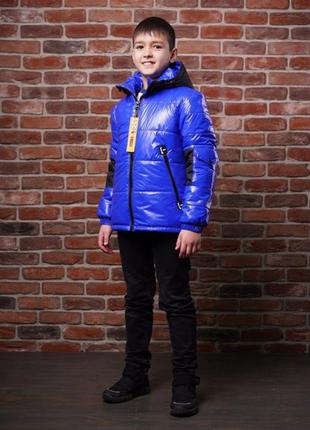 Лаковая демисезонная куртка с капюшоном для мальчика "отто", от 140см до 158см.1 фото