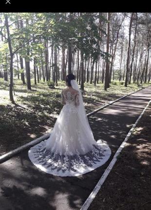 Невінчане весільне плаття зі шлейфом, який підстібається