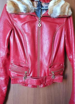 Куртка кожаная красная короткая мех лисы8 фото