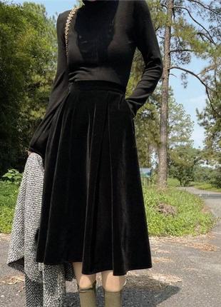 Женская велюровая юбка длины миди свободного кроя5 фото