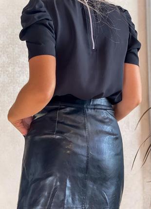 Красивая черная блуза с объемными рукавами8 фото