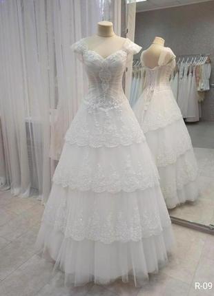 Весільна мереживна сукня білого кольору