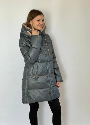 Куртка пуховик жіноча оливково-зеленого кольору lora duvetti