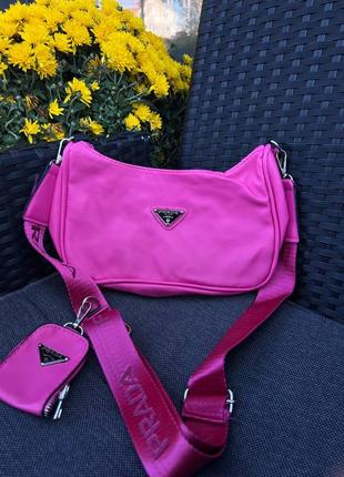 Жіноча сумка сумочка prada re-edition neon pink