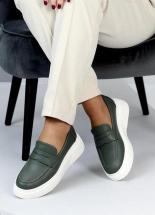 Шикарні лофери модні, в оливковому зеленому кольорі, прошита модель на високій підошві легкі зручні