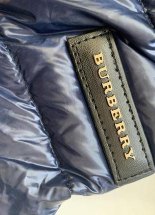 Удлиненный пуховик burberry темно-синего цвета с поясом и шикарным меховым воротником5 фото