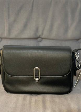 Стильна сумка в мінімалістському стилі