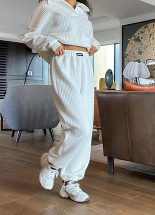 Спортивный костюм укороченная кофта оверсайз с воротником длинными рукавами брюки джоггеры свободного кроя широкие комплект стильный белый