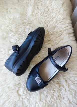 Черные туфельки на девочку8 фото