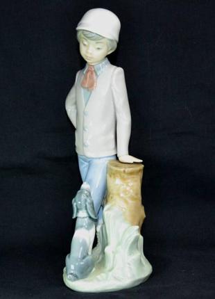Порцелянова фігурка хлопчик у пенька. nao lladro запалення.