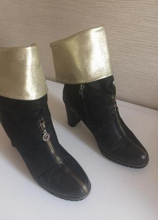 Жіночі чорні замшеві чоботи із золотим оздобленням