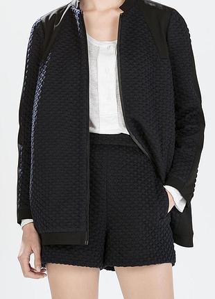 Длинный рельефный трендовый бомбер от zara