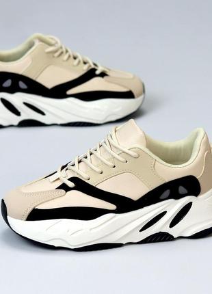 Кросівки жіночі