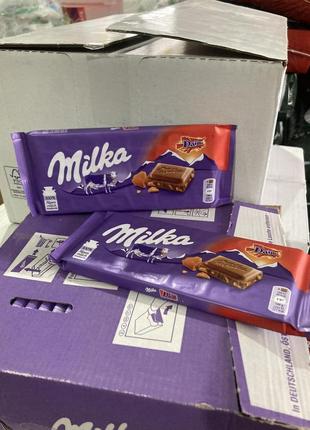 Шоколад молочный milka с кусочками карамели с миндалем 100 гр.1 фото