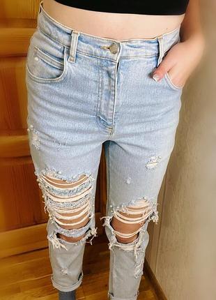 Крутые рваные светлые джинсы с бусинами с высокой посадкой1 фото