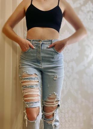 Крутые рваные светлые джинсы с бусинами с высокой посадкой3 фото