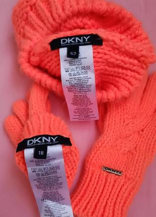 Набор шапка и перчатки персикового цвета. dkny.3 фото