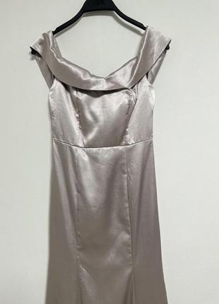 Серебристое атласное платье макси с вырезом «рыбий хвост» dolly & delicious bardot8 фото