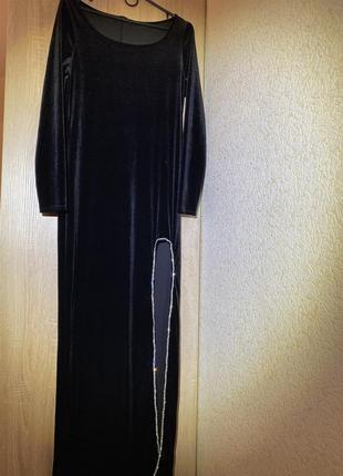 Черное бархатное платье с вырезом стразы2 фото