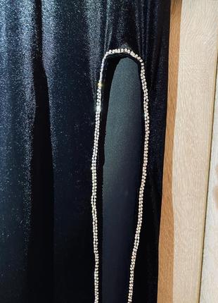 Чорна оксамитова сукня з вирізом стрази4 фото