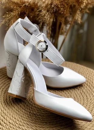 Босоножки кожаные белые с острым носком с обтяжкой  каблука серебро питон 9,5см1 фото