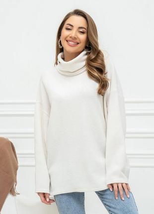 Молочный свободный свитер из ангоры с высоким горлом