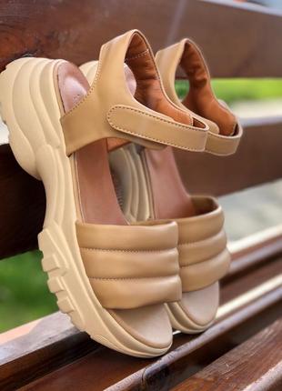 Шикарные  кожаные сандалии из бежевой карамельной кожи на спортивной бежевой подошве5 фото