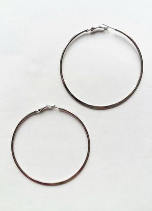 Серебристые кольца-серьги среднего диаметра2 фото