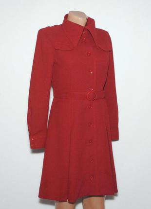 Бордовое платье-блейзер с длинными рукавами и застежками на пуговицы с поясом5 фото