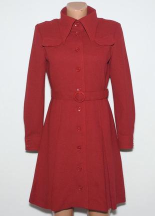 Бордовое платье-блейзер с длинными рукавами и застежками на пуговицы с поясом4 фото