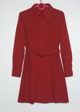 Бордовое платье-блейзер с длинными рукавами и застежками на пуговицы с поясом2 фото