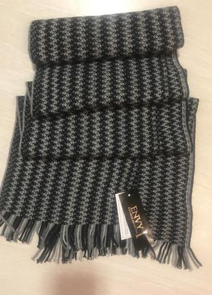 Дуже красивий і стильний в'язаний шарф.