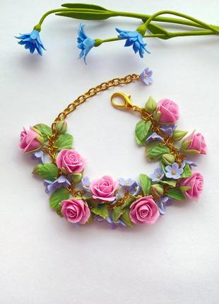 Браслет с цветами розовых роз и голубых лютиков, браслет с цветами на подарок