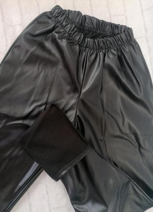 Штаны теплые женские из эко-кожи флис. штаны черные экокожа. размер 424 фото