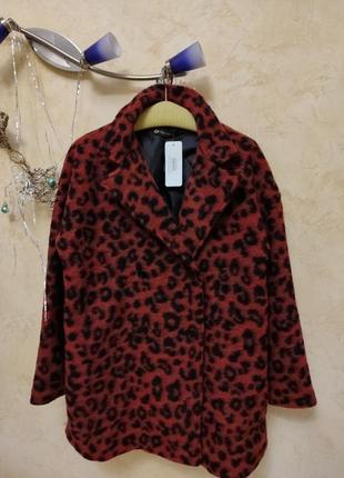 Красивое шерстяное пальто в анималистичный принт