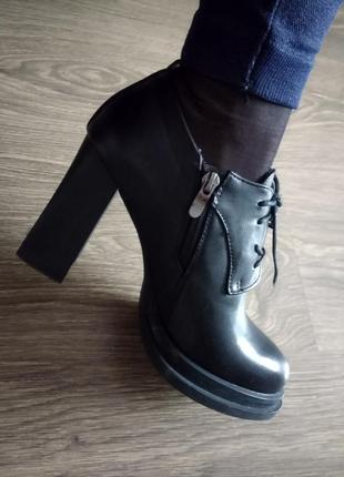 Туфли-ботинки черного цвета на каблуку со шнуровкой2 фото